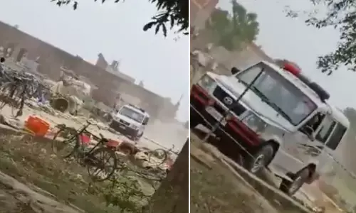 UP में दारोगा ने अपनी गाड़ी से कुचली थीं सड़क किनारे बिक रहीं सब्जियां, प्रयागराज SSP ने किया सस्पेंड UP में दारोगा ने अपनी गाड़ी से कुचली थीं सड़क किनारे बिक रहीं सब्जियां, प्रयागराज SSP ने किया सस्पेंड