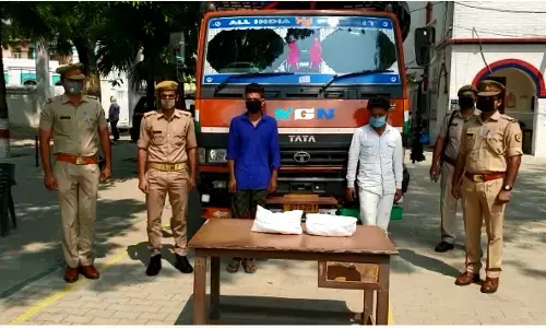 शामली में करोड़ों की स्मैक समेत दो तस्कर गिरफ्तार, एसपी ने गिरफ्तार करने वाली टीम को दिया पच्चीस हजार का नकद इनाम शामली में करोड़ों की स्मैक समेत दो तस्कर गिरफ्तार, एसपी ने गिरफ्तार करने वाली टीम को दिया पच्चीस हजार का नकद इनाम