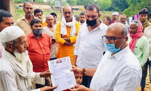 पूर्व सीएम अखिलेश ने मृतक के पत्नी खाते में भेजा एक लाख, विधायक ललई ने भी दिया पचास हजार