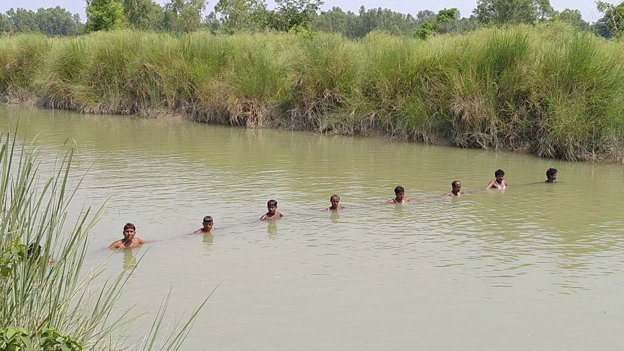 अमेठी: गोताखोरों ने दूसरे दिन भी किशोरी की नहर में जारी रखी तलाश.