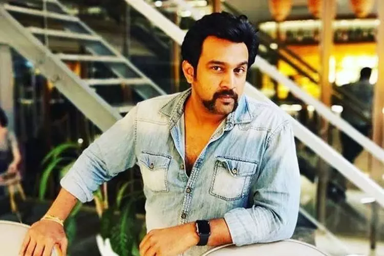 कन्नड़ एक्टर चिरंजीवी सर्जा का 39 साल की उम्र में हुआ निधन, इंडस्ट्री में शोक की लहार! कन्नड़ एक्टर चिरंजीवी सर्जा का 39 साल की उम्र में हुआ निधन, इंडस्ट्री में शोक की लहार!