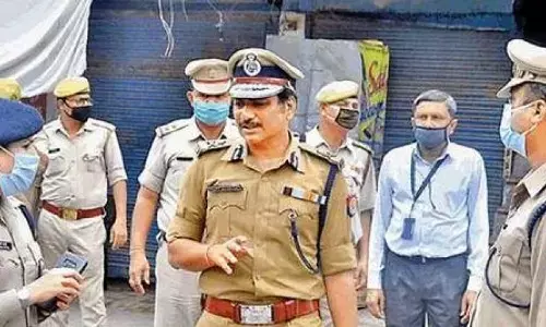 कानपुर : निरीक्षण पर निकले IG मोहित अग्रवाल मास्क लगाना भूले, फिर खुद कटवाया अपना चालान