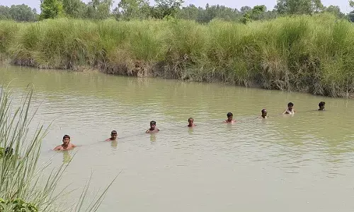 अमेठी: गोताखोरों ने दूसरे दिन भी किशोरी की नहर में जारी रखी तलाश.