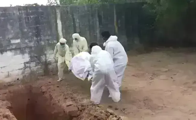 सरकारी कर्मचारियों ने गड्ढे में फेंका कोरोना पॉज़िटिव मरीज का शव, VIDEO सामने आने के बाद फूटा आक्रोश सरकारी कर्मचारियों ने गड्ढे में फेंका कोरोना पॉज़िटिव मरीज का शव, VIDEO सामने आने के बाद फूटा आक्रोश