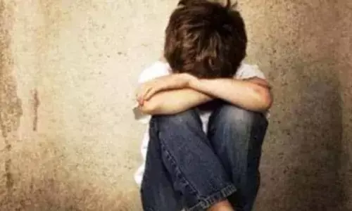 देहरादून के बोर्डिंग स्कूल में बच्चे के साथ वॉर्डन ने की शर्मनाक हरकत देहरादून के बोर्डिंग स्कूल में बच्चे के साथ वॉर्डन ने की शर्मनाक हरकत