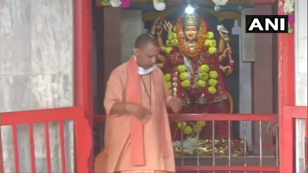 यूपी में भी खुले धार्मिक स्थल, CM योगी ने गोरखनाथ मंदिर में की पूजा
