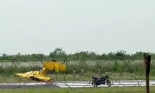ओडिशा के ढेकनाल में सुबह एक ट्रेनर एयरक्रॉफ्ट क्रैश, 2 ट्रेनी पायलट की मौत ओडिशा के ढेकनाल में सुबह एक ट्रेनर एयरक्रॉफ्ट क्रैश, 2 ट्रेनी पायलट की मौत