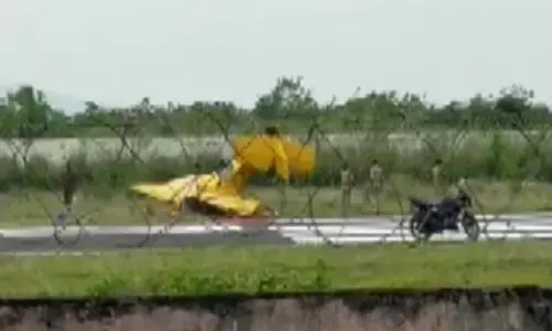 ओडिशा के ढेनकनाल में ट्रेनर विमान क्रैश, महिला ट्रेनी पायलट समेत दो की मौत ओडिशा के ढेनकनाल में ट्रेनर विमान क्रैश, महिला ट्रेनी पायलट समेत दो की मौत