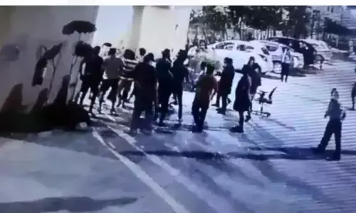 नोएडा: सोसाइटी में घुसकर परिवार से मारपीट का वीडियो वायरल, देखिये वीडियो किस तरह की युवक की पिटाई नोएडा: सोसाइटी में घुसकर परिवार से मारपीट का वीडियो वायरल, देखिये वीडियो किस तरह की युवक की पिटाई