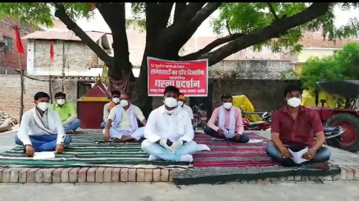 नपं अध्यक्ष के खिलाफ सांकेतिक धरने पर बैठे सभासद, जांच के आदेश