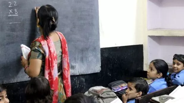 शिक्षक भर्ती मामले में सुप्रीम कोर्ट का आदेश- 69 हजार में से 37339 पदों को होल्ड करे UP सरकार शिक्षक भर्ती मामले में सुप्रीम कोर्ट का आदेश- 69 हजार में से 37339 पदों को होल्ड करे UP सरकार