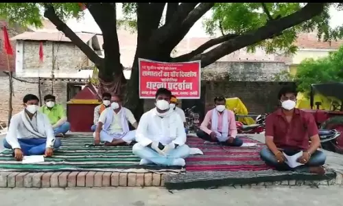 नपं अध्यक्ष के खिलाफ सांकेतिक धरने पर बैठे सभासद, जांच के आदेश नपं अध्यक्ष के खिलाफ सांकेतिक धरने पर बैठे सभासद, जांच के आदेश