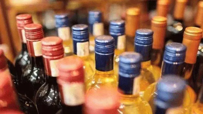 दिल्ली में आज से इतनी सस्ती हो जाएगी शराब शराब