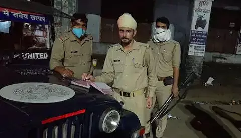 जिस थाने में है तैनाती उसी थाने के सिपाही का CO ने काटा चालान, फिर खुद भरा जुर्माना, कहा- कानून सबके लिए बराबर जिस थाने में है तैनाती उसी थाने के सिपाही का CO ने काटा चालान, फिर खुद भरा जुर्माना, कहा- कानून सबके लिए बराबर