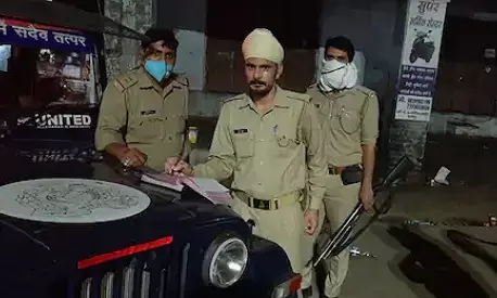 जिस थाने में है तैनाती उसी थाने के सिपाही का CO ने काटा चालान, फिर खुद भरा जुर्माना, कहा- कानून सबके लिए बराबर जिस थाने में है तैनाती उसी थाने के सिपाही का CO ने काटा चालान, फिर खुद भरा जुर्माना, कहा- कानून सबके लिए बराबर