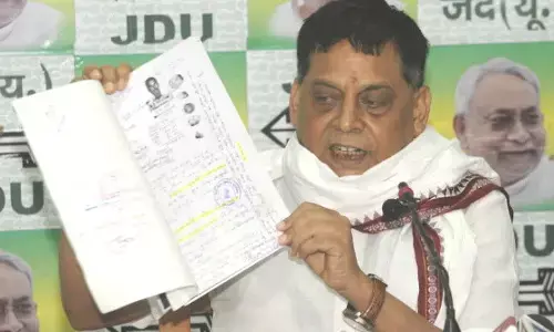 बिहार की राजनीति में लालू का तीसरा बेटा? JDU ने पूछा- कौन है तरुण यादव, जिनके नाम पर लालू ने जमीनें खरीदीं? बिहार की राजनीति में लालू का तीसरा बेटा? JDU ने पूछा- कौन है तरुण यादव, जिनके नाम पर लालू ने जमीनें खरीदीं?