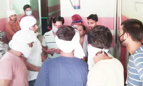 शामली में महिला की मौत होने पर नर्सिग होम पर हंगामा, परिजनों ने चिकित्सक पर गलत इंजेक्शन लगाने का आरोप लगाया शामली में महिला की मौत होने पर नर्सिग होम पर हंगामा, परिजनों ने चिकित्सक पर गलत इंजेक्शन लगाने का आरोप लगाया