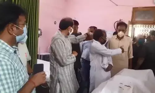 शामली में युवक हत्या से सनसनी, मंत्री सुरेश राणा मौके पर पहुंचे शामली में युवक हत्या से सनसनी, मंत्री सुरेश राणा मौके पर पहुंचे