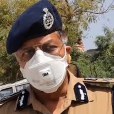 नोएडा में युवक के साथ मारपीट करने पर दो उप-निरीक्षक लाइन हाजिर नोएडा में युवक के साथ मारपीट करने पर दो उप-निरीक्षक लाइन हाजिर