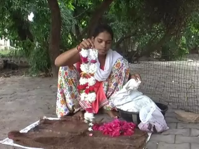 बीच मंझधार में आत्म निर्भर होने के लिए कहना ठीक इस लडकी तरह है! बीच मंझधार में आत्म निर्भर होने के लिए कहना ठीक इस लडकी तरह है!