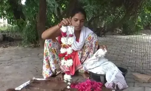 बीच मंझधार में आत्म निर्भर होने के लिए कहना ठीक इस लडकी तरह है!