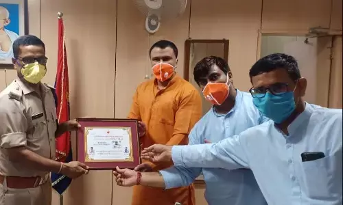 अपर पुलिस उपायुक्त रणविजय सिंह को कोरोना योद्धा उपाधि प्रणाम पत्र देकर किया सम्मानित अपर पुलिस उपायुक्त रणविजय सिंह को कोरोना योद्धा उपाधि प्रणाम पत्र देकर किया सम्मानित