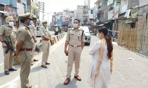 शामली: डीएम एसपी ने  हॉट स्पॉट क्षेत्रों में  किया भ्रमण शामली: डीएम एसपी ने  हॉट स्पॉट क्षेत्रों में  किया भ्रमण