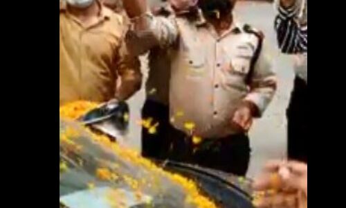 जब गाजियाबाद की एंजल मर्करी सोसाइटी में कोरोना से जीतकर लौटे डॉ मुकेश झा लोंगों ने की फूलों की बरसात जब गाजियाबाद की एंजल मर्करी सोसाइटी में कोरोना से जीतकर लौटे डॉ मुकेश झा लोंगों ने की फूलों की बरसात