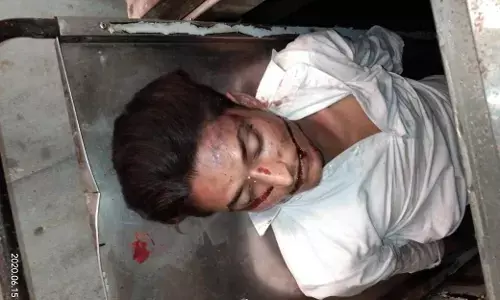 शामली में लोग बनाते रहे वीडियो और युवक की चली गई जान, इंसानियत को शर्मसार करने वाली तस्वीर शामली में लोग बनाते रहे वीडियो और युवक की चली गई जान, इंसानियत को शर्मसार करने वाली तस्वीर