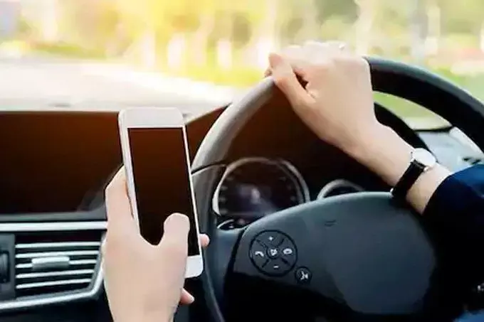 यूपी में अब गाड़ी या वाइक ड्राइव करते वक्त की मोबाइल पर बात, तो देना होगा इतना जुर्माना, जान लें तभी निकालें गाडी यूपी में अब गाड़ी या वाइक ड्राइव करते वक्त की मोबाइल पर बात, तो देना होगा इतना जुर्माना, जान लें तभी निकालें गाडी