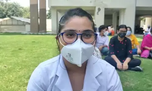ईएसआई अस्पताल के गेट पर सैकड़ों की तादाद में संविदा कर्मचारी बैठे धरने पर ईएसआई अस्पताल के गेट पर सैकड़ों की तादाद में संविदा कर्मचारी बैठे धरने पर