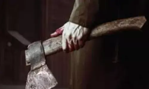 पत्नी के साथ नग्न अवस्था में देखकर खौल उठा खून, और फिर उठाई कुल्हाड़ी पत्नी के साथ नग्न अवस्था में देखकर खौल उठा खून, और फिर उठाई कुल्हाड़ी