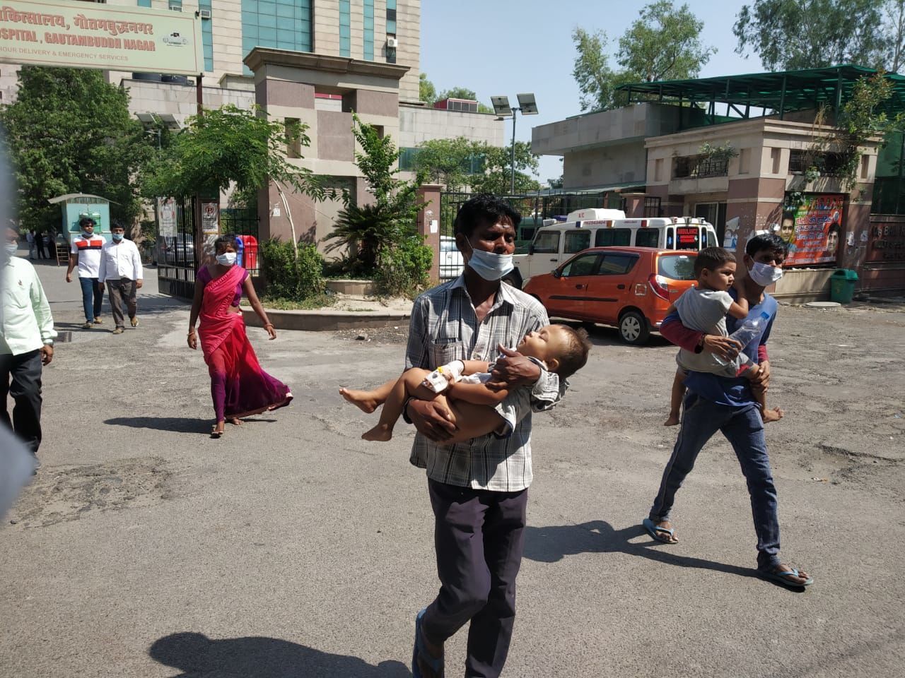 नोएडा में एक घायल मासूम को लेकर अस्पतालों के लगाता रहा चक्कर एक असहाय बाप नोएडा में एक घायल मासूम को लेकर अस्पतालों के लगाता रहा चक्कर एक असहाय बाप