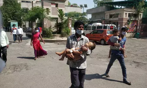 नोएडा में एक घायल मासूम को लेकर अस्पतालों के लगाता रहा चक्कर एक असहाय बाप नोएडा में एक घायल मासूम को लेकर अस्पतालों के लगाता रहा चक्कर एक असहाय बाप