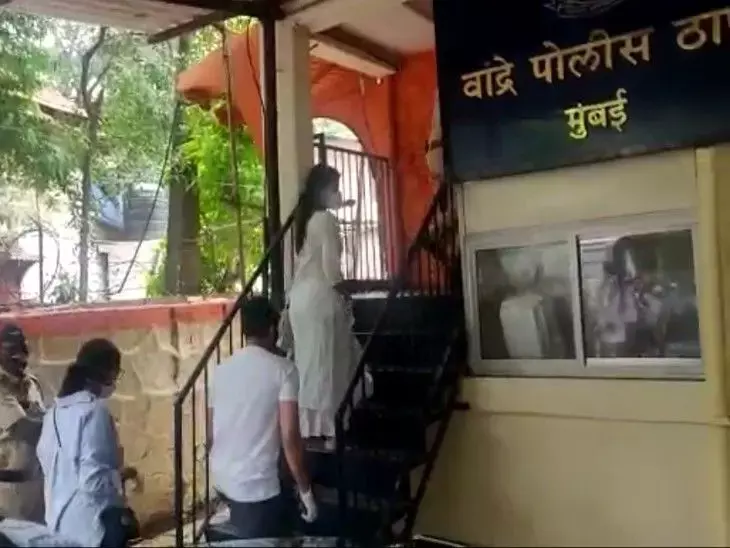 रिया चक्रवर्ती पुलिस स्टेशन पहुंचीं; खुदकुशी से 3 दिन पहले सुशांत ने नौकरों को तनख्वाह दी थी, कहा था- अब पैसे नहीं दे पाएंगे रिया चक्रवर्ती पुलिस स्टेशन पहुंचीं; खुदकुशी से 3 दिन पहले सुशांत ने नौकरों को तनख्वाह दी थी, कहा था- अब पैसे नहीं दे पाएंगे