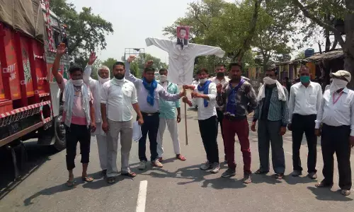 शामली में भीम आर्मी ने चीनी राष्ट्रपति का पुतला जलाया शामली में भीम आर्मी ने चीनी राष्ट्रपति का पुतला जलाया