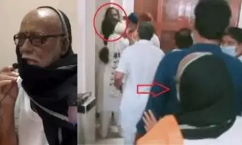 गुजरात में मोरारी बापू को मारने दौड़े पूर्व BJP विधायक, बीजेपी के ही MP ने बचाया