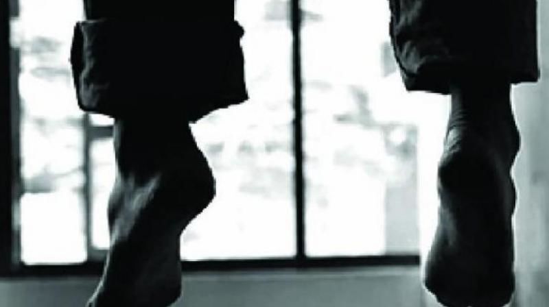 थाने में युवक ने बेल्ट से लगाई फांसी, हड़कंप मचा तो इंस्पेक्टर समेत 4 पुलिसकर्मी सस्पेंड थाने में युवक ने बेल्ट से लगाई फांसी, हड़कंप मचा तो इंस्पेक्टर समेत 4 पुलिसकर्मी सस्पेंड