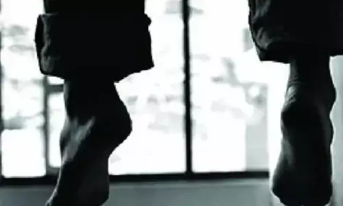 थाने में युवक ने बेल्ट से लगाई फांसी, हड़कंप मचा तो इंस्पेक्टर समेत 4 पुलिसकर्मी सस्पेंड