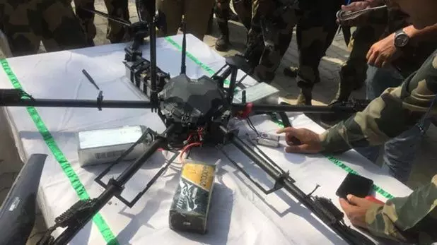 जम्मू-कश्मीर: पाकिस्तान ने हथियार-गोलाबारूद बांधकर भेजा ड्रोन, BSF ने मार गिराया
