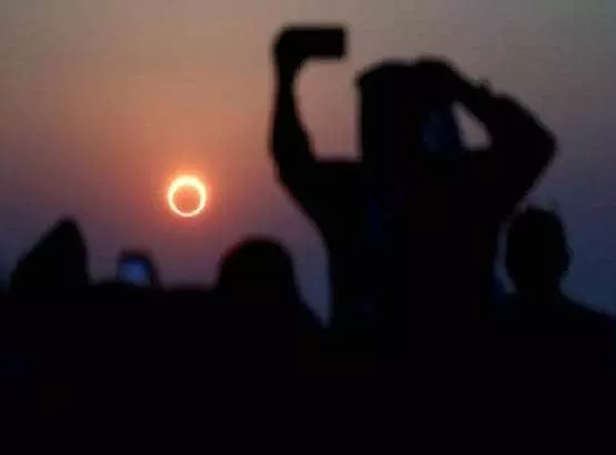 थोड़ी देर में लगेगा साल का सबसे लंबा सूर्य ग्रहण, भूलकर भी न करें ये काम! थोड़ी देर में लगेगा साल का सबसे लंबा सूर्य ग्रहण, भूलकर भी न करें ये काम!