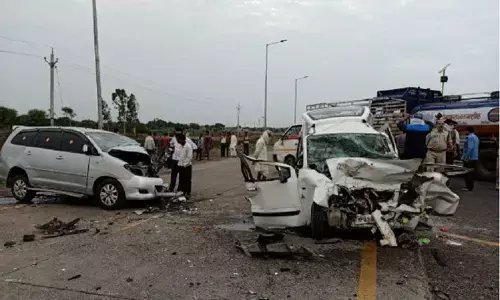 बड़ी खबर : सड़क दुर्घटना में पंच जूना अखाड़ा के अध्यक्ष महंत सोमेश्वर गिरी सहित 5 की मौत बड़ी खबर : सड़क दुर्घटना में पंच जूना अखाड़ा के अध्यक्ष महंत सोमेश्वर गिरी सहित 5 की मौत