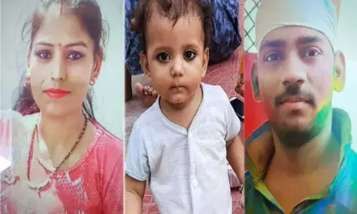 यूपी में भूंख बनी मजबूरी, बाहर रोता रहा मासूम अंदर माँ बाप ने लगा ली फांसी यूपी में भूंख बनी मजबूरी, बाहर रोता रहा मासूम अंदर माँ बाप ने लगा ली फांसी