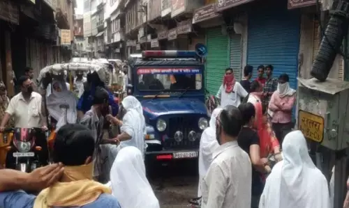 मथुरा में दिन दहाड़े डबल मर्डर से सनसनी, तीन घायल, मरने वालों में एक बीचबचाव कर रहा था मथुरा में दिन दहाड़े डबल मर्डर से सनसनी, तीन घायल, मरने वालों में एक बीचबचाव कर रहा था