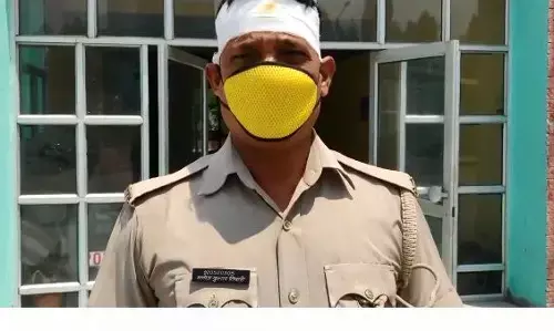 नोएडा में पीएसी के सिपाही ने की दबंगो से शराब पीने की मना, तो दबंगों ने पीएसी कैम्प के अंदर सिपाही का फोड़ दिया सर नोएडा में पीएसी के सिपाही ने की दबंगो से शराब पीने की मना, तो दबंगों ने पीएसी कैम्प के अंदर सिपाही का फोड़ दिया सर