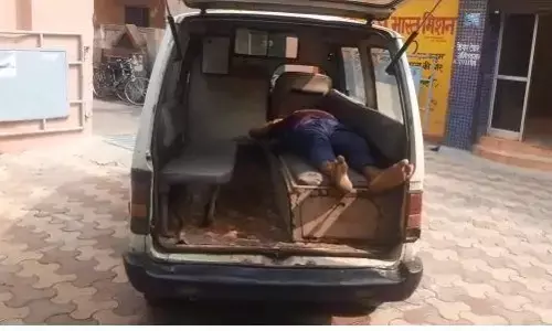 शामली: स्वास्थ विभाग की लापरवाही से युवक की मौत, परिजनों ने गंभीर आरोप लगाकर काटा हंगामा शामली: स्वास्थ विभाग की लापरवाही से युवक की मौत, परिजनों ने गंभीर आरोप लगाकर काटा हंगामा