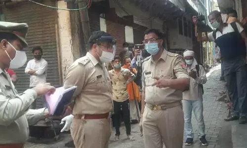 मथुरा दो पक्षों के वर्चस्व को लेकर हुई खूनी जंग, दो की हत्या तीन घायल, इलाकाई पुलिस की लापरवाही मथुरा दो पक्षों के वर्चस्व को लेकर हुई खूनी जंग, दो की हत्या तीन घायल, इलाकाई पुलिस की लापरवाही