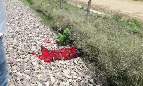 कौशाम्बी में संदिग्ध परिस्थितियों में दो टुकड़े में रेलवे लाइन के किनारे मिली बालिका की लाश कौशाम्बी में संदिग्ध परिस्थितियों में दो टुकड़े में रेलवे लाइन के किनारे मिली बालिका की लाश