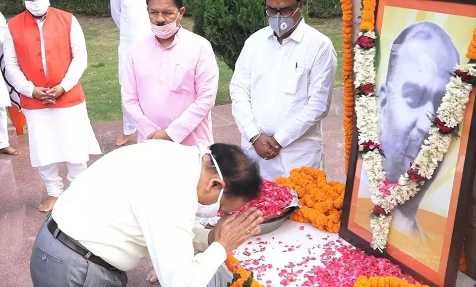 डॉ. श्यामा प्रसाद मुखर्जी जी के बलिदान दिवस पर मंत्री हर्षवर्धन ने उनकी प्रतिमा पर पुष्पार्पण कर अपने श्रद्धासुमन अर्पित किए