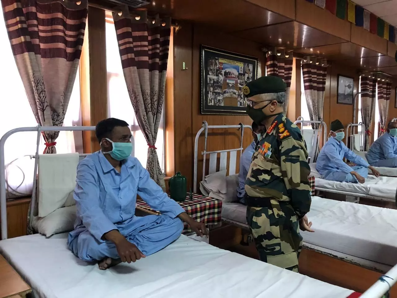 लेह: अस्पताल में घायल सैनिकों से मिले सेना प्रमुख ने दी शाबासी, बोले- अभी काम पूरा नहीं हुआ है